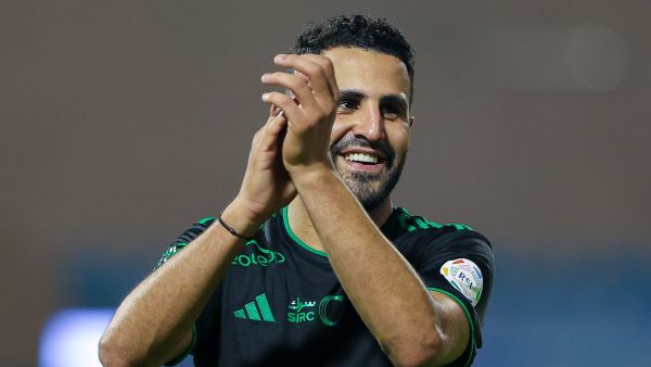 رياض محرز يحتفل بالفوز (المصدر: ALAHLI_FCEN@)