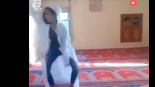  الفتاة التي قامت بحركات مستفزة ورقص خليع