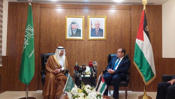 Saudi Arabia’s newly appointed ambassador to Palestine presented his credentials to President Mahmoud Abbas’s diplomatic advisor today. 