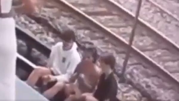 3 اشخاص يتعرضون لصعقة كهربائية هائلة اثناء التقاطهم سيلفي على سكة القطار