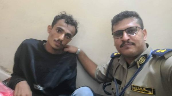 جريمة بشعة تهز عدن: شاب يطعن زميلته طعنا في مركز تجاري