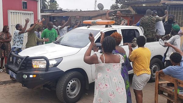 Residents applaud members of the security forces in the Plein Ciel district Libreville on August 30, 2023 after a group of Gabonese military officers appeared on television announcing they were "putting an end to the current regime" and scrapping official election results that had handed another term to veteran President Ali Bongo Ondimba. (Photo by AFP) Gabon Coup