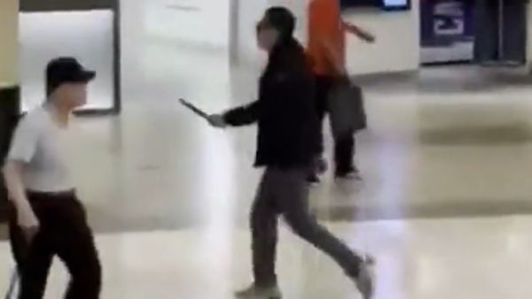 بالفيديو: رجل يطعن 13 شخصا قرب محطة ميترو في سيول
