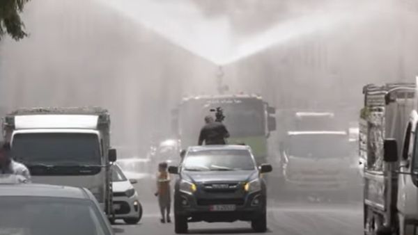 الية تقوم برش المياه في الشوارع خلال موجة الحر السابقة