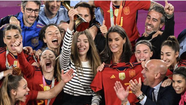 الملكة ليتيزيا مع لاعبات المنتخب الإسباني لكرة القدم