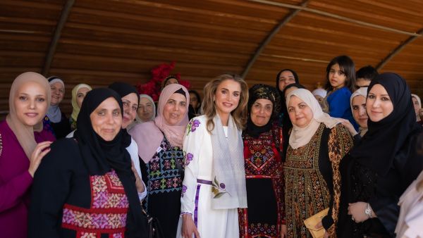 الملكة رانيا مع سيدات مطبخ فريال الإنتاجي