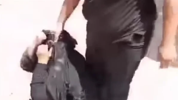 المتهم يضرب شقيقته في الشارع العام