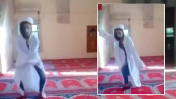 فتاة ترقص داخل مسجد في تركيا