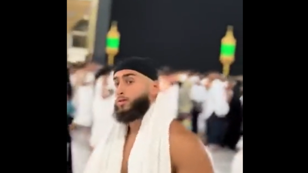 جلسة تصوير مريبة أمام الكعبة المشرفة 