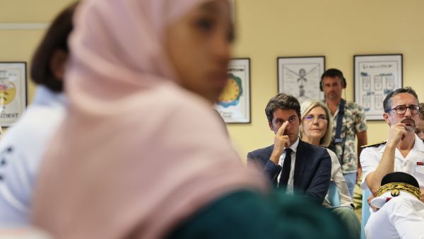 وزير التربية الوطنية والشباب الفرنسي غابريال أتال اثناء حضوره اجتماعا في احد المدارس في اليوم الاول من العام الدراسي