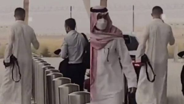 كريستيانو رونالدو  يرتدي عباءة بيضاء ويحمل في يده شيء غير معروف