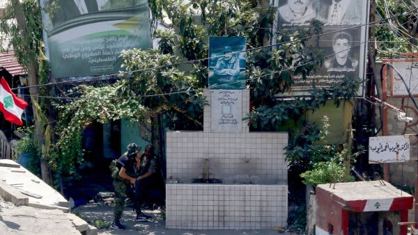 سقوط عشرات القتلى والجرحى في اشتباكات مخيم عين الحلوة قرب مدينة صيدا
