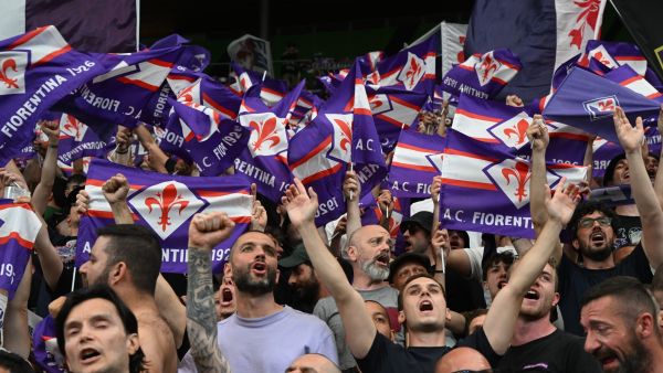 Fiorentina fans cheer prior to the UEFA Europa Conference League final football match between ACF Fiorentina and West Ham United FC in Prague, Czech Republic on June 7, 2023. (Photo by Michal CIZEK / AFP)