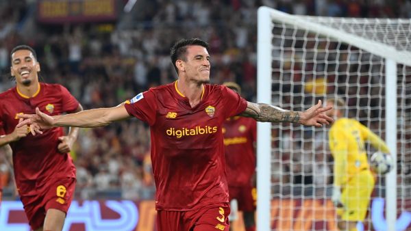 AS Roma's Brazilian defender Roger Ibanez celebrates after scoring during the Italian Serie A football match between AS Roma and Monza on August 30, 2022 at the Olympic stadium in Rome. (Photo by Alberto PIZZOLI / AFP)