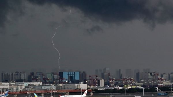 تسببت العاصفة في انقطاع الكهرباء عن أكثر من 160 ألف منزل