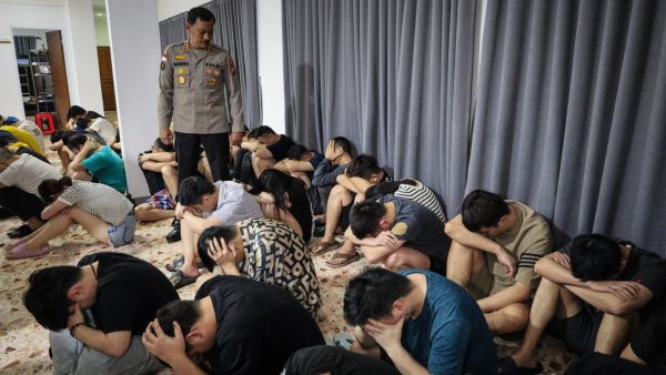 بين ضحاياها مسؤولون صينيون.. اندونيسيا تفكك عصابة "احتيال عاطفي" عبر الانترنت 