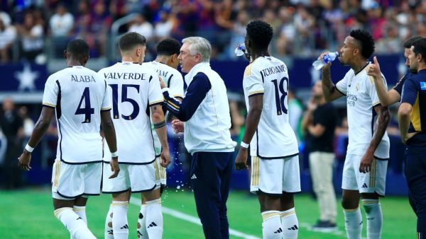 Real Madrid's coach Carlo Ancelotti (C) speaks with his players during a pre-season friendly football match between FC Barcelona and Real Madrid CF at AT&T Stadium in Arlington, Texas on July 29, 2023. (Photo by Aric Becker / AFP)
