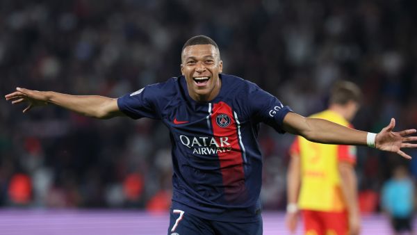 Paris Saint-Germain's French forward #07 Kylian Mbappe celebrates scoring Paris Saint-Germain's third goal during the French L1 football match between Paris Saint-Germain (PSG) and RC Lens at the Parc des Princes Stadium in Paris on August 26, 2023. (Photo by Alain JOCARD / AFP)
