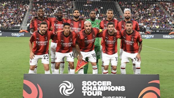 AC Milan pose for a photo before the start of a preseason friendly match against FC Barcelona during the 2023 Soccer Champions Tour at Allegiant Stadium on August 01, 2023 in Las Vegas, Nevada. Candice Ward/Getty Images/AFP (Photo by Candice Ward / GETTY IMAGES NORTH AMERICA / Getty Images via AFP)