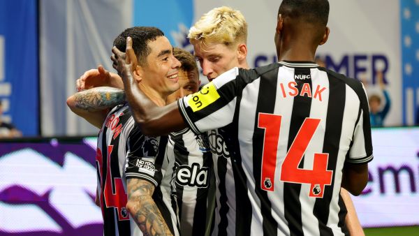 Miguel Almiron of Newcastle United celebrates with team mates after scoring their sides first goal during the Premier League Summer Series match between Chelsea FC and Newcastle United at Mercedes-Benz Stadium on July 26, 2023 in Atlanta, Georgia. Kevin C. Cox/Getty Images for Premier League/AFP (Photo by Kevin C. Cox / GETTY IMAGES NORTH AMERICA / Getty Images via AFP)