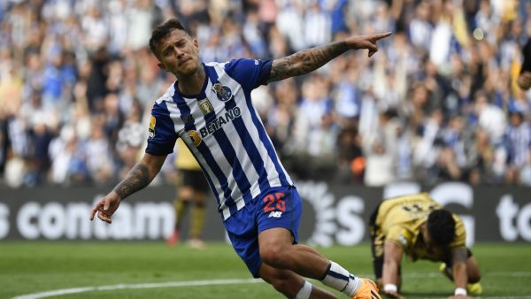 FC Porto's Brazilian midfielder Otavio da Silva celebrates after scoring a goal during the Portuguese league football match between FC Porto and Vitoria Guimaraes SC at the Dragao stadium in Porto on May 27, 2023. (Photo by MIGUEL RIOPA / AFP)