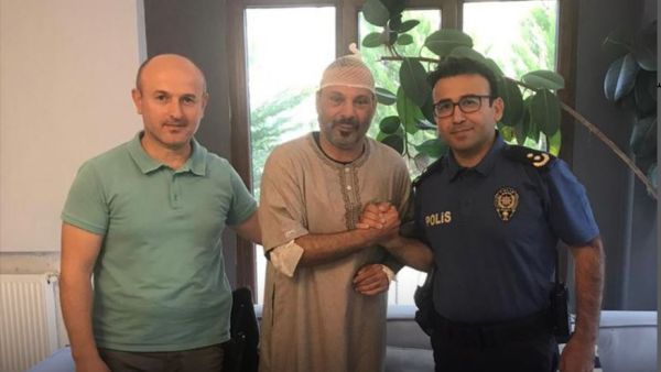 أكد العجمي عدم صحة رواية مدير المطعم وتحدى بالكشف عن لقطات كاميرات المراقبة التي سجلت الواقعة.