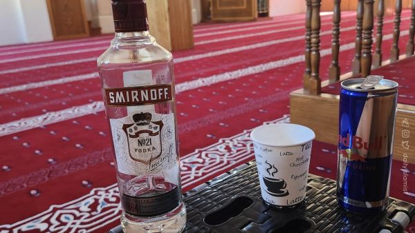 مجهول يشرب الفودكا بمسجد في إسطنبول 