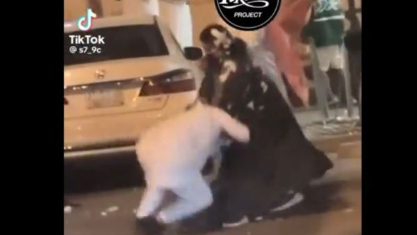 الفتاة لم توقف معركتها بل انها اصطدمت ايضا مع بعض الوسطاء الذين احتجو على رده فعلها العنيف 