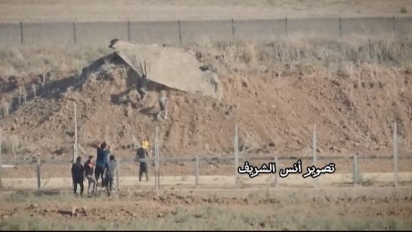 اقتحم متظاهرون فلسطينيون السياج الفاصل  شرق مدينة جباليا شمال قطاع غزة، واعتلو دشمة لقناصة الاحتلال.