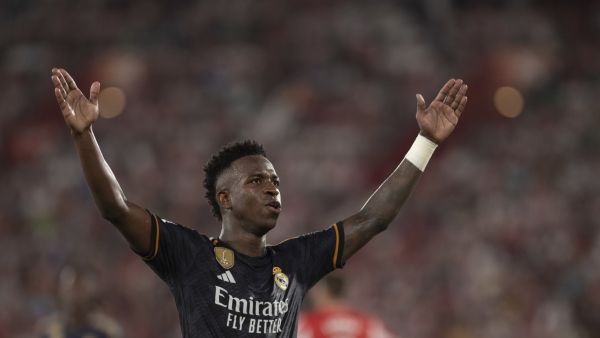 فينيسيوس جونيور Real Madrid's Brazilian forward #07 Vinicius Junior celebrates scoring his team's third goal during the Spanish Liga football match between UD Almeria and Real Madrid CF at the Municipal Stadium of the Mediterranean Games in Almeria on August 19, 2023. (Photo by JORGE GUERRERO / AFP)