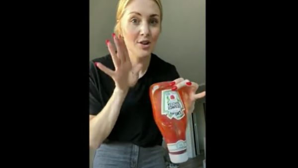 حيلة "عبقرية" للحصول على محتوى زجاجة الكاتشب