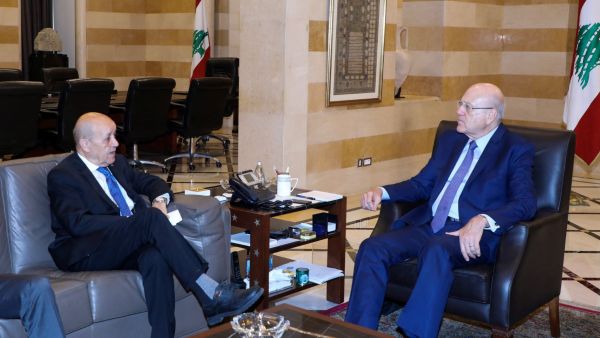 المبعوث الفرنسي الخاص إلى لبنان جان إيف لودريان مجتمعا مع رئيس حكومة تصريف الاعمال نجيب ميقاتي