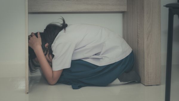 ما الذي يجب فعله عند حدوث زلزال بالمدرسة؟