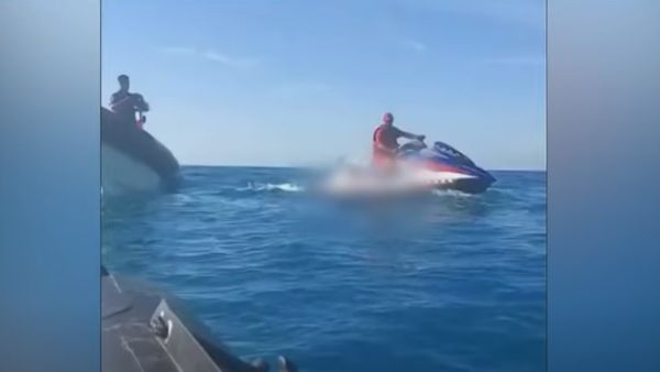 لحظة انتشال منقذين مغاربة جثة بلال قيسي من المياه بعد مقتله برصاص خفر السواجل الجزائري