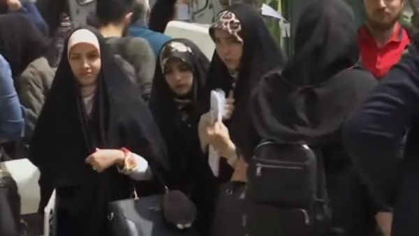 تصل حتى السجن 10 سنوات.. برلمان ايران يغلظ عقوبة عدم الالتزام بالحجاب 