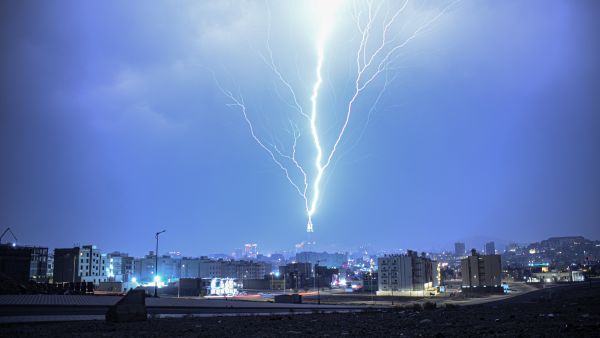برق يضرب برج الساعة في 27 سبتمبر 2023