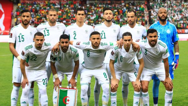 Team Algeria poses for a photo during the FIFA World Cup Qatar 2022 qualifying third round football match between Algeria and Cameroon at the Stade omnisport de Douala stadium in Douala, Cameroon on March 25, 2022. (Photo by Daniel BELOUMOU OLOMO / AFP)