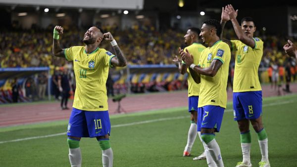 Brazil's forward Neymar (L) celebrates with teammates after scoring a goal during the 2026 FIFA World Cup South American qualifiers football match between Brazil and Bolivia at the Jornalista Edgar Proença 'Mangueirao' stadium, in Belem, state of Para, Brazil, on September 8, 2023. Neymar became Brazil's all-time top scorer on Friday surpassing Pele's record. (Photo by CARL DE SOUZA / AFP)