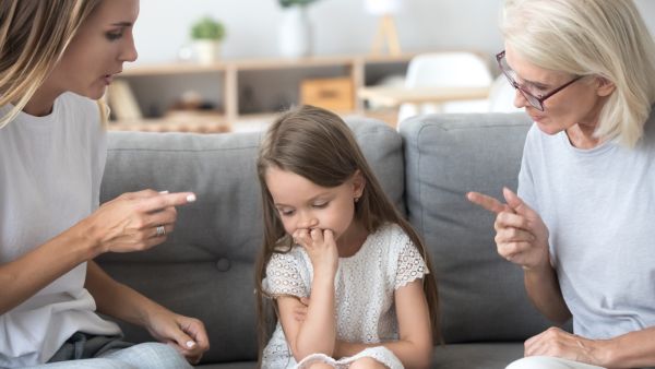 5 أكثر أخطاء تربوية شائعة يرتكبها الوالدين 