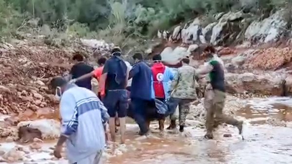 انتشال جثث من الإعصار الذي ضرب ليبيا