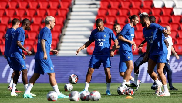France's forward Antoine Griezmann (3rdL), France's forward Kylian Mbappe(C) and France's forward Olivier Giroud (R) take part in a training session at the Parc des princes Stadium, in Paris on September 6, 2023, on the eve of the UEFA Euro 2024 football tournament qualifying match against Ireland. (Photo by FRANCK FIFE / AFP)