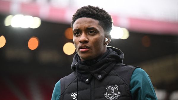 Everton's striker Demarai Gray arrives for the English Premier League football match between Nottingham Forest and Everton at The City Ground in Nottingham, central England, on March 5, 2023. (Photo by Oli SCARFF / AFP) 