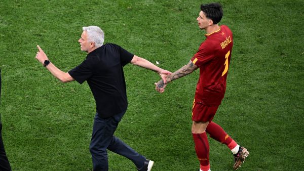 AS Roma's Portuguese coach Jose Mourinho (L) reacts to the injury of AS Roma's Brazilian defender Roger Ibanez during the UEFA Europa League final football match between Sevilla FC and AS Roma at the Puskas Arena in Budapest on May 31, 2023. (Photo by Ferenc ISZA / AFP)