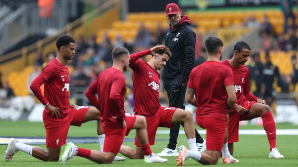 Liverpool's German manager Jurgen Klopp (C) watches his players warm up ahead of the English Premier League football match between Wolverhampton Wanderers and Liverpool at the Molineux stadium in Wolverhampton, central England on September 16, 2023. (Photo by Adrian DENNIS / AFP)