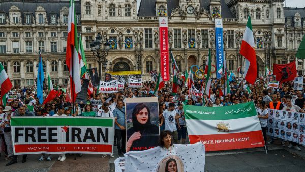 ايران: مقتل رجل امن واحباط تفجير انتحاري في ذكرى مهسا اميني