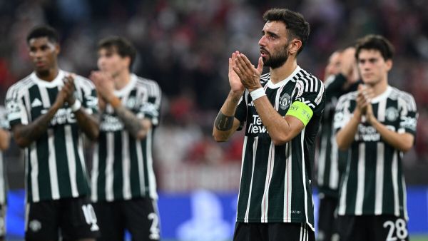 Manchester United's Portuguese midfielder #08 Bruno Fernandes (2nd R) and his teammates applaud after the UEFA Champions League Group A football match FC Bayern Munich v Manchester United in Munich, southern Germany on September 20, 2023. (Photo by CHRISTOF STACHE / AFP)