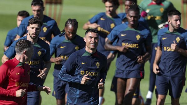 Portugal's forward Cristiano Ronaldo (C) and teammates attend a training session at Cidade do Futebol in Oeiras, outskirts of Lisbon on June 16, 2023 ahead of of their UEFA Euro 2024 Group J qualifiers match against Bosnia and Herzegovina (Photo by CARLOS COSTA / AFP)