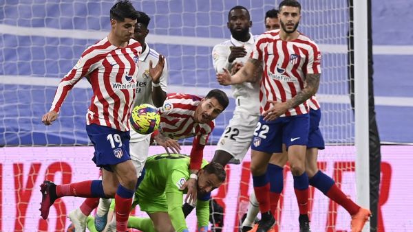 Atletico Madrid's Spanish forward Alvaro Morata (L) controls the ball during the Spanish League football match between Real Madrid CF and Club Atletico de Madrid at the Santiago Bernabeu stadium in Madrid, on February 25, 2023. (Photo by OSCAR DEL POZO / AFP)