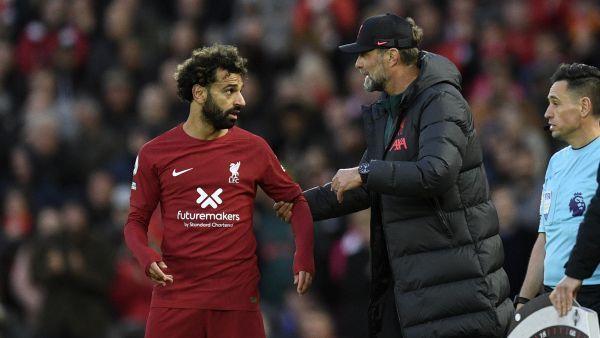 Liverpool's German manager Jurgen Klopp (R) speaks with Liverpool's Egyptian striker Mohamed Salah (L) during the English Premier League football match between Liverpool and Manchester City at Anfield in Liverpool, north west England on October 16, 2022. (Photo by Oli SCARFF / AFP) 