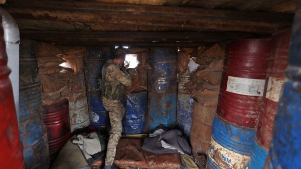 مقاتل من الجيش الحر الموالي للقوات التركية شمال سوريا